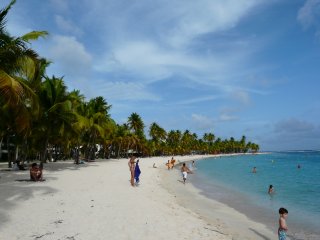 Playa llena de gente en el Caribe